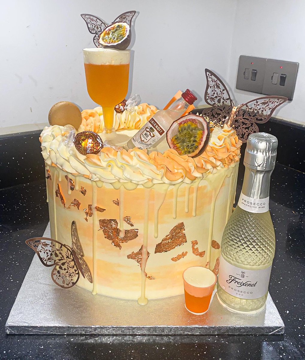 rocheatstreats's tweet photo. Pornstar Martini cake 🍸
I love making these 😍 https://t.co/KFGQXphrfK