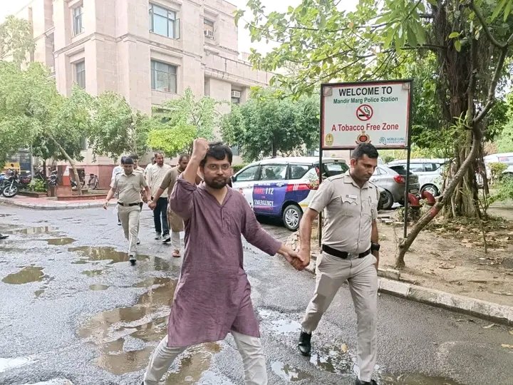 The_WalkersWall's tweet photo. They: लगाकर आग शहर को ये बादशाह ने कहा
उठा है आज दिल में तमाशे का शौक़ बहुत
झुका के सर शाह-परस्त सब बोल उठे
हुज़ूर का शौक सलामत रहे शहर हैं और बहुत!

युवा: झुकेगा नहीं साला! 

#ReleaseAnupam https://t.co/qTRuezrhEA