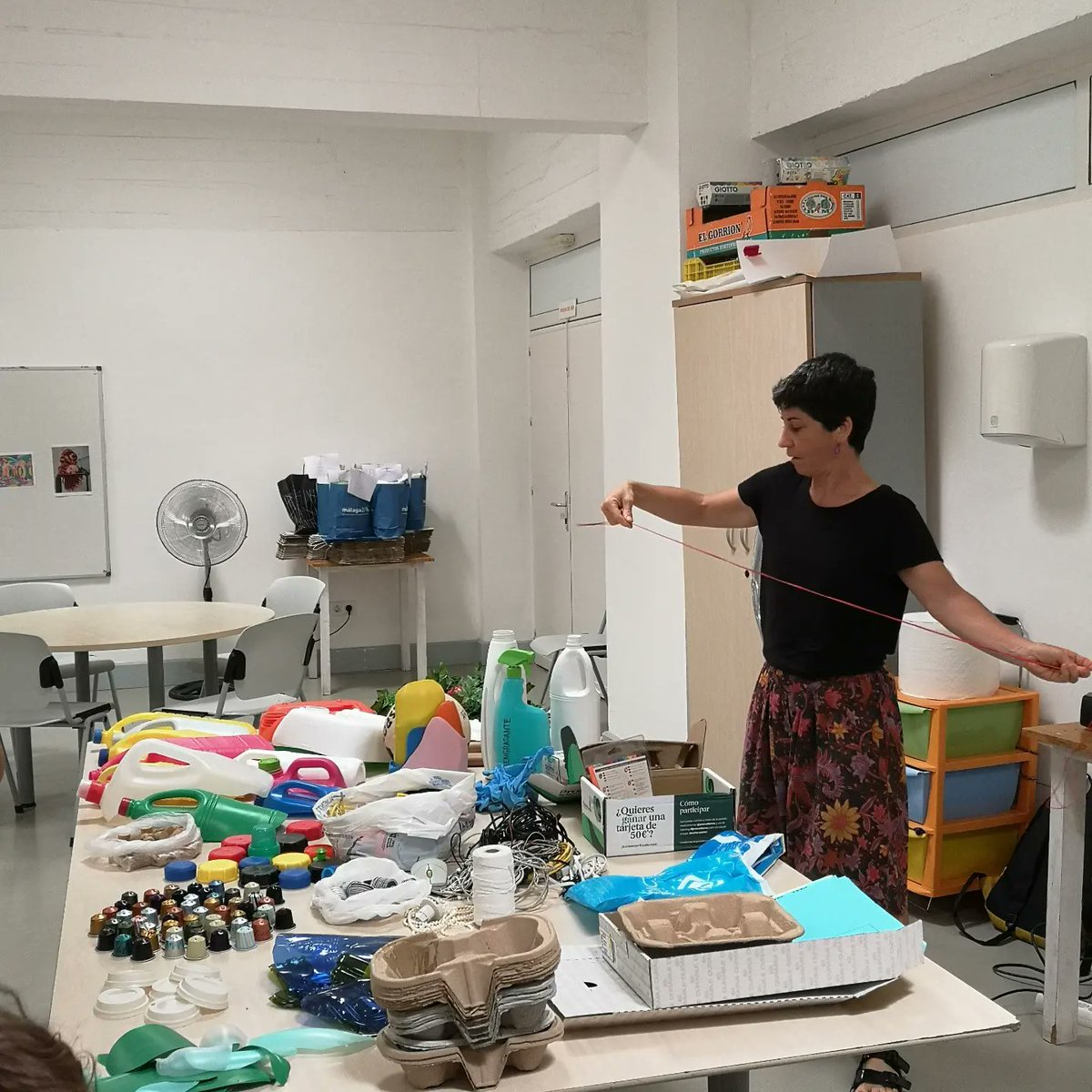 GCYComunicacion's tweet photo. Hoy hemos realizado dentro de las jornadas #CACGreenWeeks el taller en familia #Ecoart con la artista #VeredasLópez donde hemos disfrutado de una breve explicación de su obra expuesta en #NeighboursIV y posterior taller en el que hemos creado obras con materiales reciclados. https://t.co/a6iQJ7R1M9