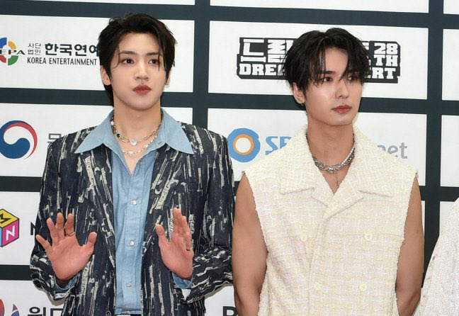 wooyuthinker's tweet photo. their look for today.. heart eyes.. https://t.co/FuDKUNy0pf