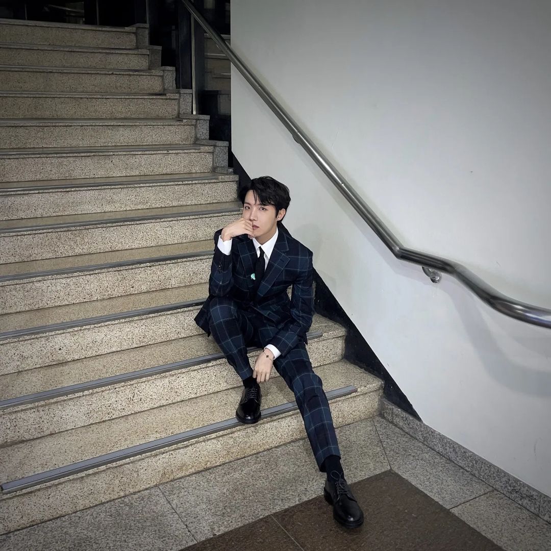 BIGHIT_INFO's tweet photo. J-hope on Instagram https://t.co/PEzC6K8D6w
