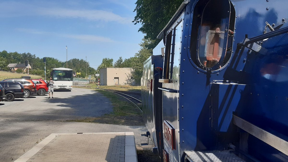 osoblazka's tweet photo. Dnešní smutná realita. Vlevo "vlak" @ceskedrahy_ a vpravo plný parní vlak připravený na odjezd. V pondělí bude schůzka starostů, kde se bude tato situace řešit. @JTBcz @Zdopravy @honzalb https://t.co/1HSereEkET