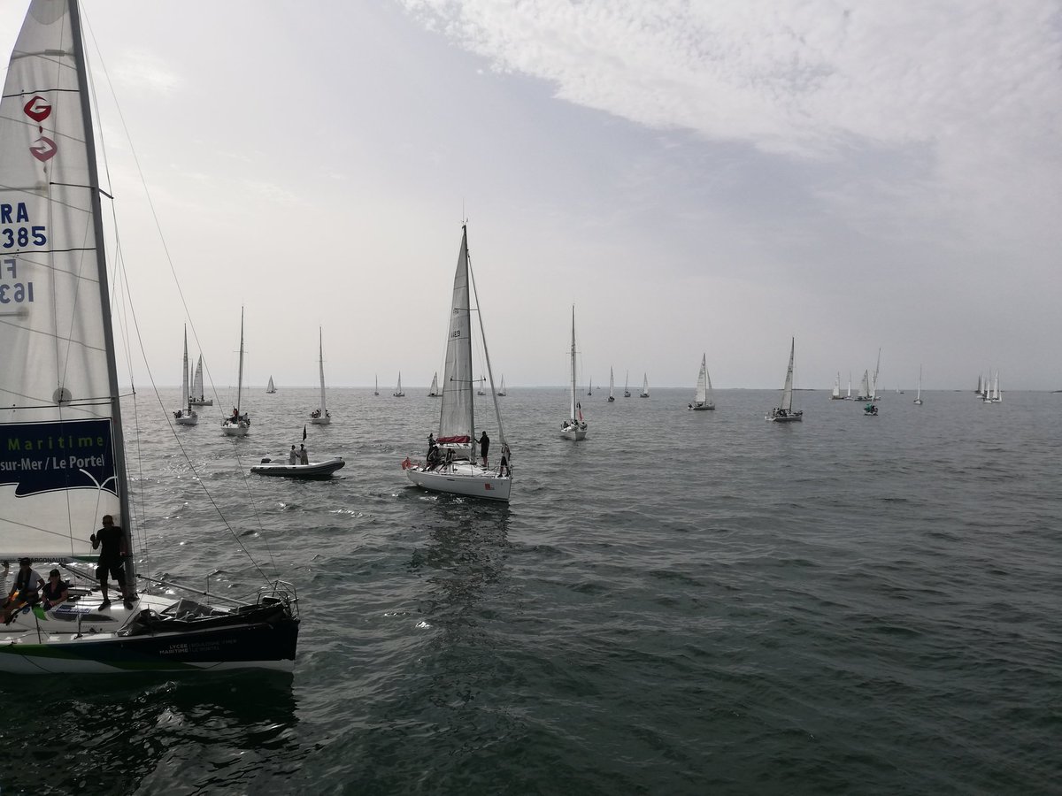 Après une 1ère manche effectuée avec succès, le vent est retombé.
Tous les équipages en profitent ppur venir saluer notre bateau VIP #StarCoteDAzur d'#Izenah ⛴️⛵⚓🌞
#ArmorCup2022