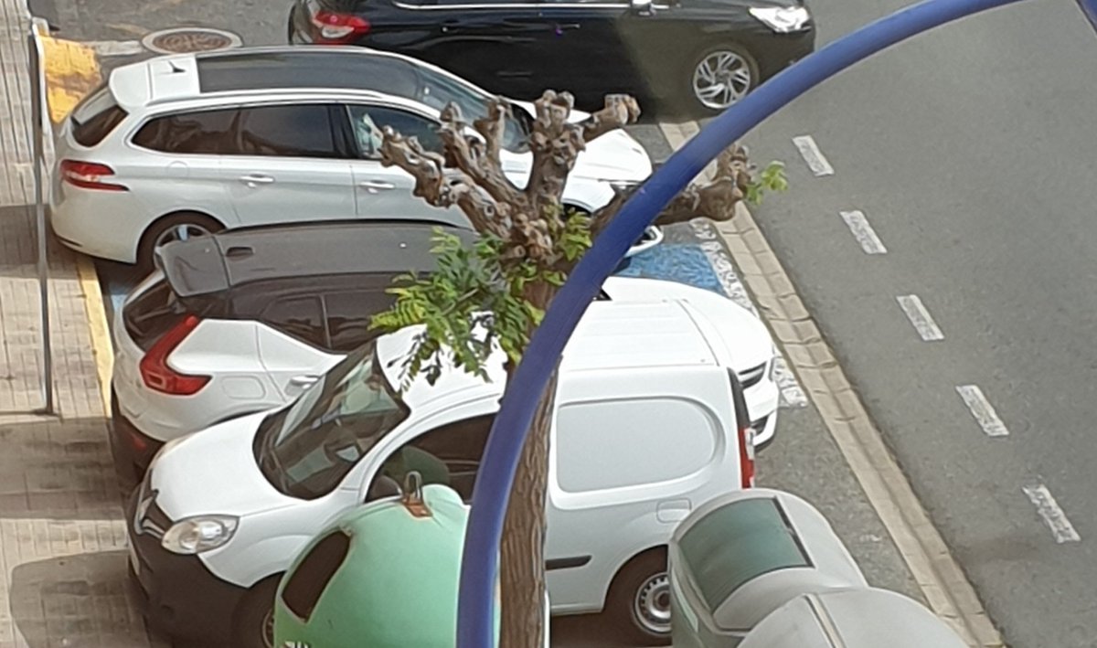 aparcandomal's tweet photo. Como todos los dias si no es con un coche es con el otro, los cómodos del barrio que solo saben utilizar las PMR para no andar ni un metro https://t.co/rvoBwwwK5Z