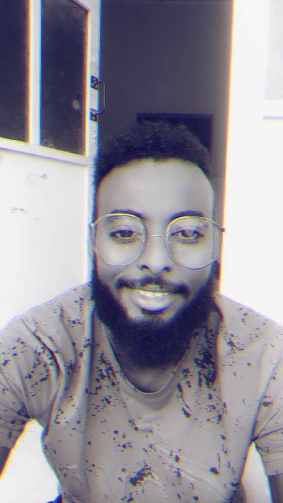 " عندما يكون معكِ ويفعّل هاتفه لوضع الطيران ، فأعلمي أن الطائرة مليئة بالمسافرين !! "