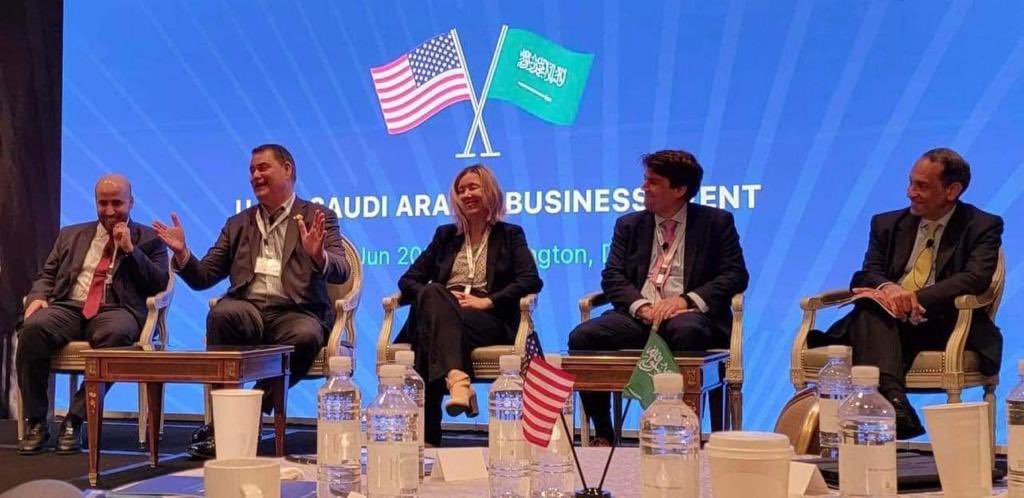 شارك رئيس وحدة أعمال البريد السريع في #شركة_ناقل كينيث روبرتسون في جلسة نقاشية بملتقى الأعمال السعودي الأمريكي الذي نظمته غرفة التجارة الأمريكية في واشنطن، وتناولت الجلسة النمو المتزايد للتجارة الإلكترونية، وتبادل الفرص بين الشركات السعودية والأمريكية.
