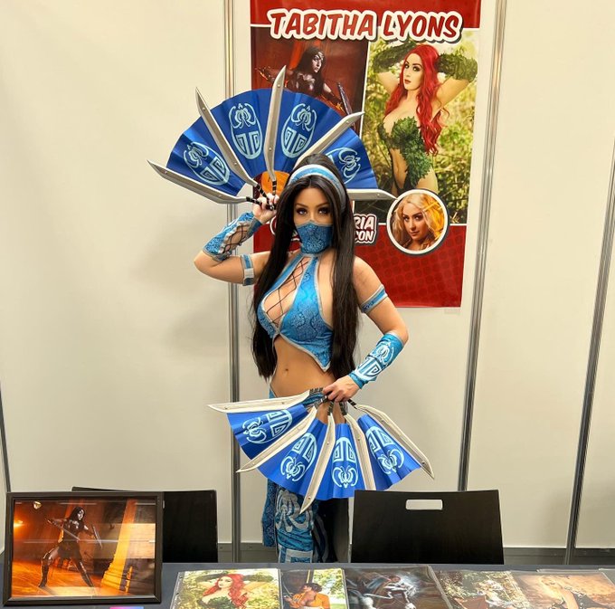 Day 1 of #AustriaComicCon &hearts;️  Come to my table and say hi 🥰 https://t.co/tOcXclfYm4<a href="/tag/austriacomiccon"class="tags">#AustriaComicCon</a>