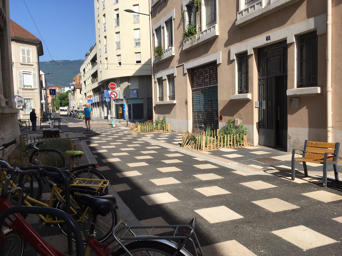 chrisgarnier38's tweet photo. Plaisir d’accueillir des élu-es @VilleDeGeneve  sur la #PlaceAuxEnfants Anthoard :
sécurisation, végétaux, éléments ludiques, convivialité, les échanges sont riches ! @GillesNamur 
#CapitaleVerte @GreenGrenoble22 https://t.co/x6Jf5qREwn