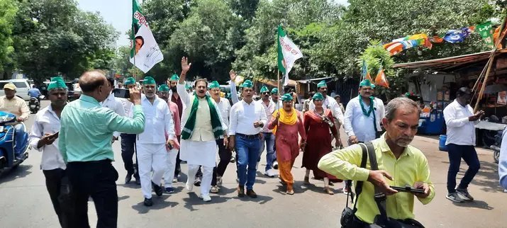 लखनऊ में राष्ट्रीय लोकदल के प्रदेश अध्यक्ष श्री रामाशीष राय जी ने राष्ट्रीय लोकदल के कार्यकर्ताओं के साथ #अग्निपथ_योजना को वापस लेने की मांग करते हुए विरोध प्रदर्शन किया एवं जिला प्रशासन के प्रतिनिधि को ज्ञापन सौंपा। #RldwithYouth #अग्निपथ_योजना_वापस_लो #RLD @Ramashishmlc