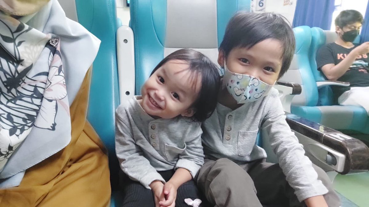 Senyum sumringah tanda anak-anak merasa nyaman dalam kereta Brawijaya. Terimakasih <a href="/KAI121/">Kereta Api Indonesia</a>