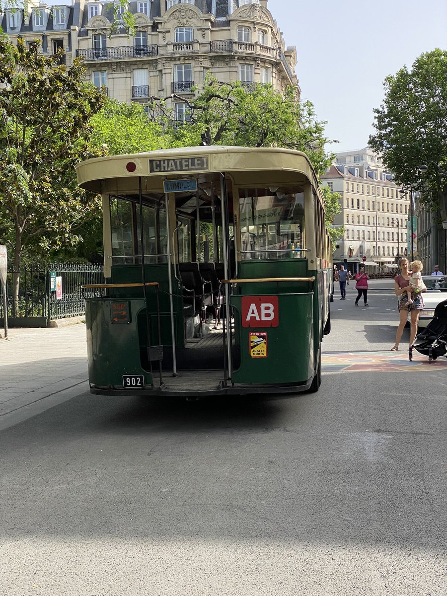 ArielWeilT's tweet photo. Quand l’autobus 63 fait un petit détour par la mairie. C’est jour de mariage. Vive le bonheur. https://t.co/C2QZrvQuhT