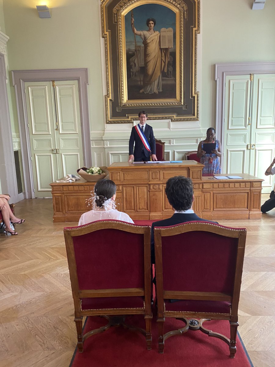 ArielWeilT's tweet photo. Quand l’autobus 63 fait un petit détour par la mairie. C’est jour de mariage. Vive le bonheur. https://t.co/C2QZrvQuhT