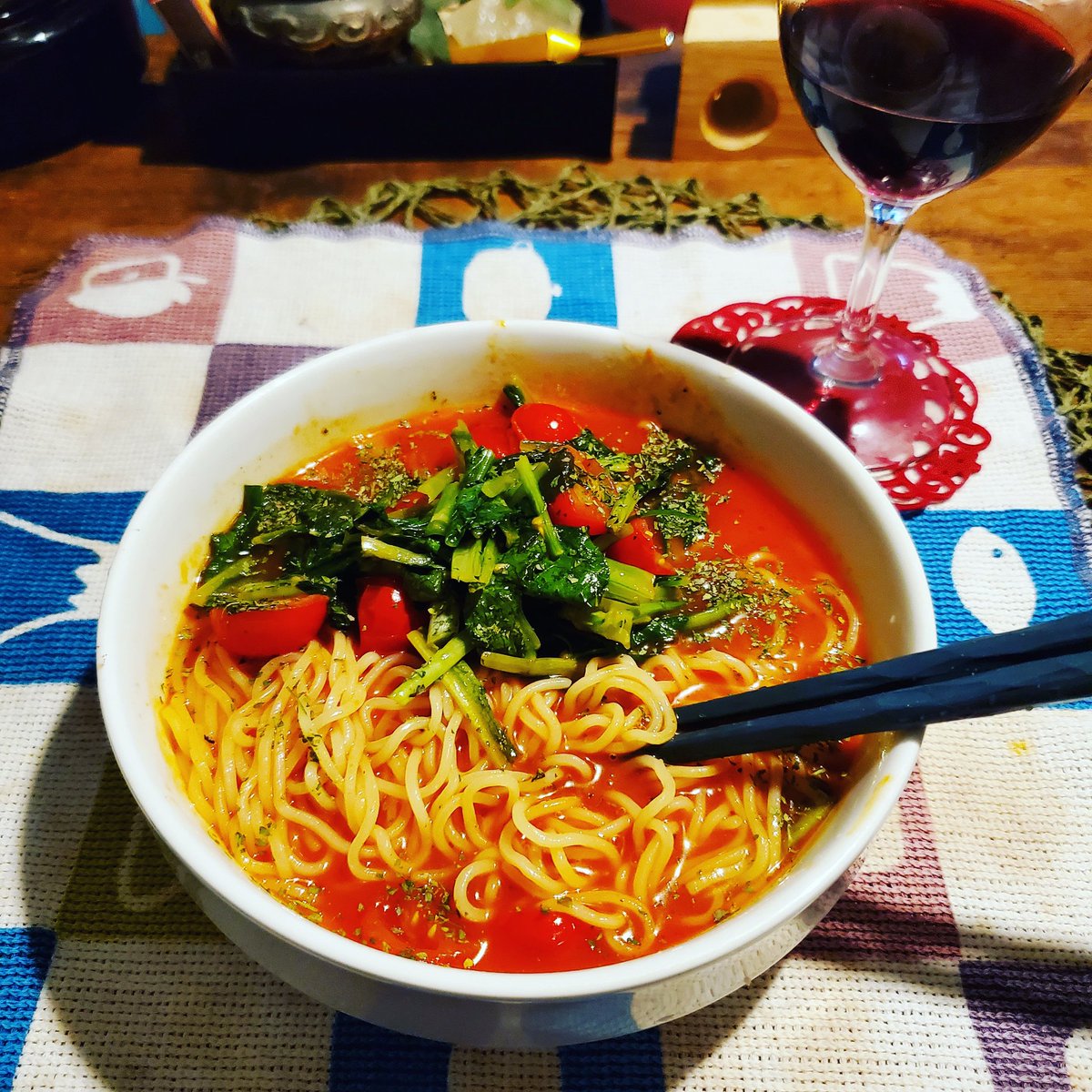 新しいテーブルで初の夕食、冷やしトマト🍅ラーメン❗これを食べたら今日は高円寺グッドマンです！🎶