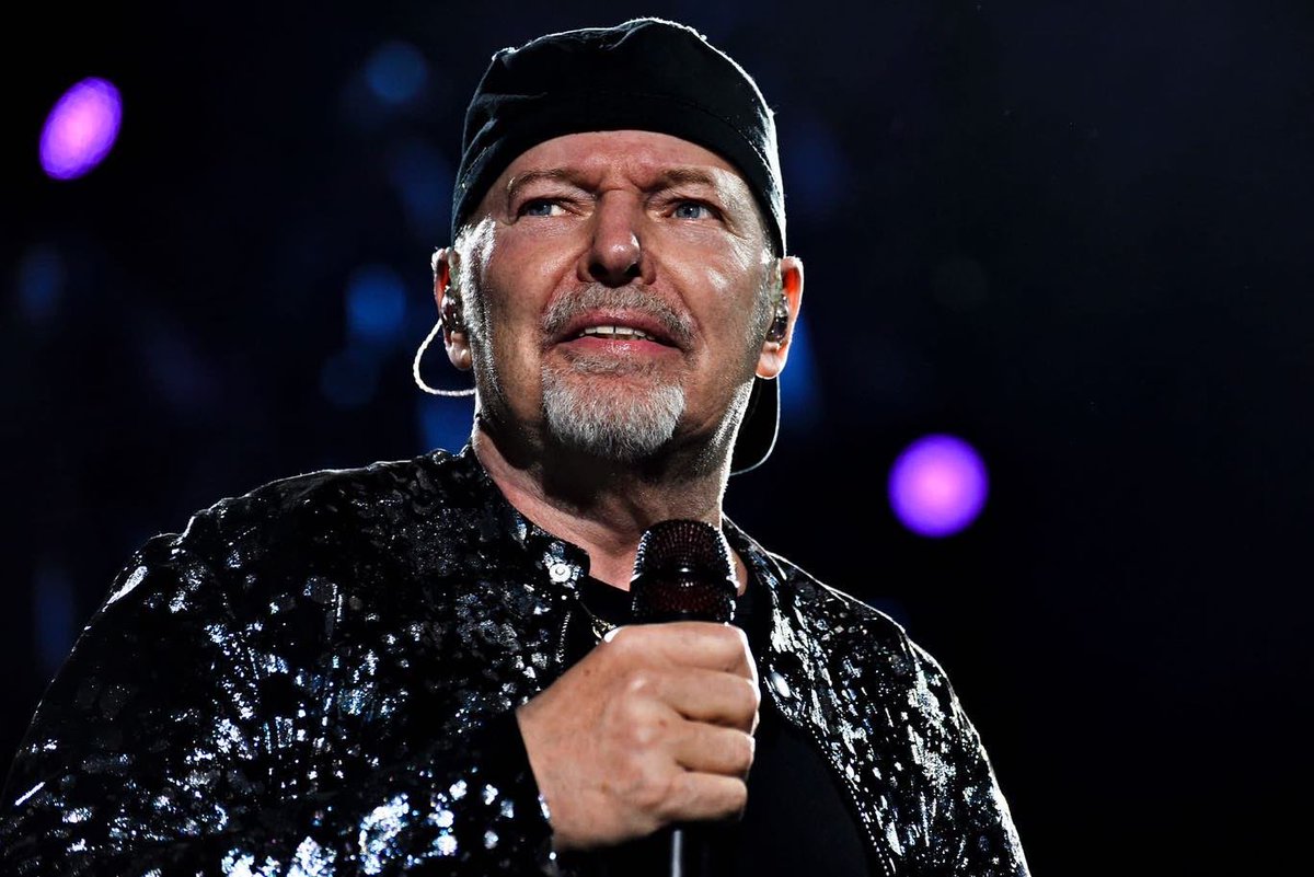 vascorossi's tweet photo. Cosa non darei… per vivere su un’isolaaa😍
Sono felice, ho portato il mio spettacolo anche in Sicilia…
Un traguardo… 
…attraversare il mare con questo palco….
E ne vale la pena venire a trovarvi…
Siete splendidi 🔥💥✈️
Wiva la Sicilia 🍋🫵
Ps. …grazie @livenationit ❤️

… https://t.co/TYX0zLqClj