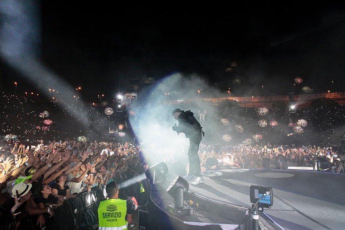 vascorossi's tweet photo. Cosa non darei… per vivere su un’isolaaa😍
Sono felice, ho portato il mio spettacolo anche in Sicilia…
Un traguardo… 
…attraversare il mare con questo palco….
E ne vale la pena venire a trovarvi…
Siete splendidi 🔥💥✈️
Wiva la Sicilia 🍋🫵
Ps. …grazie @livenationit ❤️

… https://t.co/TYX0zLqClj