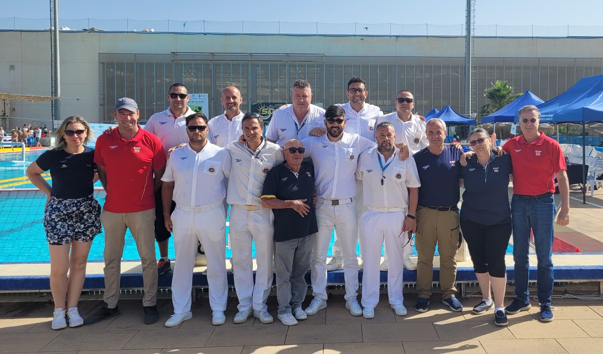 RFEN_Oficial's tweet photo. 📸Los árbitros y delegados RFEN del Campeonato de España Alevín de waterpolo de Málaga, en una foto muy especial con Feliciano Romero, que se retira después de 50 años de arbitraje. 

Colegiado desde 1963, árbitro internacional de 1980 a 1997...

¡Gracias por todo! https://t.co/yXE0iYdE5Z