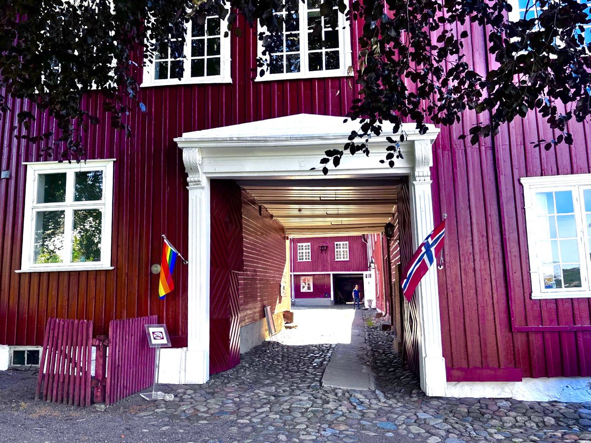 LarvikMuseum's tweet photo. I Herregården vil Pride-flagget vaie gjennom hele juni måned. I år er det Skeivt kulturår som markerer at det er 50 år siden homofili ble avkriminalisert i Norge.

I november får alle kommunens niendeklassinger være med på fortellerforestillingen Du er FRI med Charlotte Øster. https://t.co/3qUhq5Xk6N