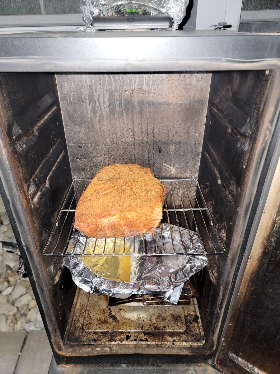 Coalguy1992's tweet photo. Well, since I am awake on a Saturday morning....I might as well get some butt. Apple juice steamed... #250F #Pork https://t.co/EG5XpAUgkh