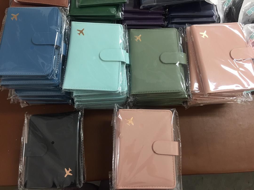Teewhaii's tweet photo. I have passport covers for sale.
Available in all 5 colors as displayed.
Also has enough space for all your cards.

Price: 7,000 naira only.
Available for nationwide delivery.
I’ll post a live video under this post.
Please help RT, my customers are on your TL. @_DammyB_ https://t.co/4sBVXUTdXU