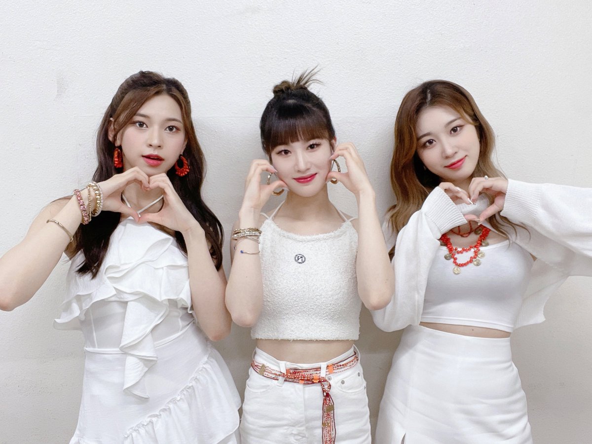 [📸] 22.06.18 #라이브온

오늘의 3YE in 트리플세븐❣️

#PRESENTE #777 #TripleSeven #Triple7
#트리플세븐 #LIVEON
#3YE #YUJI #YURIM #HAEUN
#써드아이 #유지 #유림 #하은