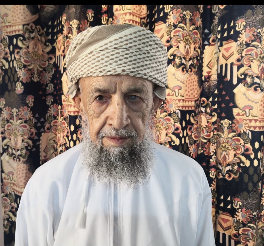 bahlahistory's tweet photo. الوالد الممرض صالح بن ناصر بن سلمان الشرياني، من مواليد حارة الخضراء ببهلا عام ١٩٣٦م، يعتبر من أوائل من امتهن التمريض من العمانيين بمستشفى بهلا منذ افتتاحه عام ١٩٧٤م، واستمر حتى تقاعده عام ١٩٩٦م بمسمى مساعد ممرض.
- حفظه الله - ومتعه بالصحة والعافية. https://t.co/0JhEYvP0if