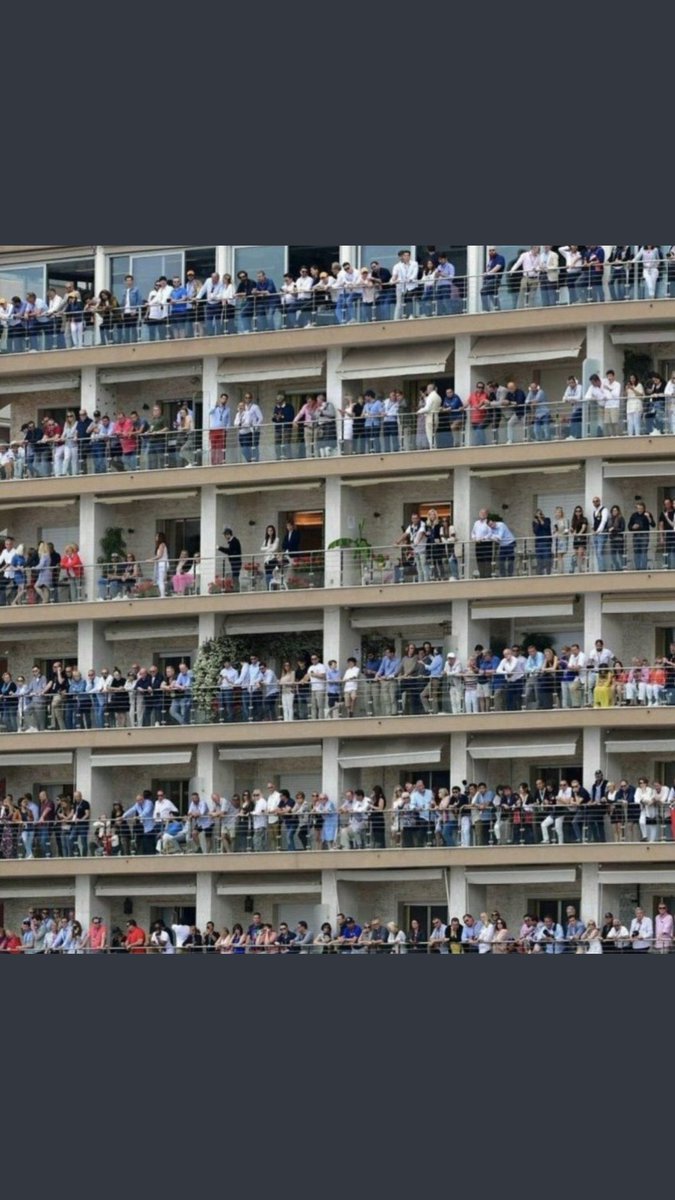 Sınavdan çıkanların twitlerini okumak için bekleyen üniversiteliler #tyt2022 #yks2022