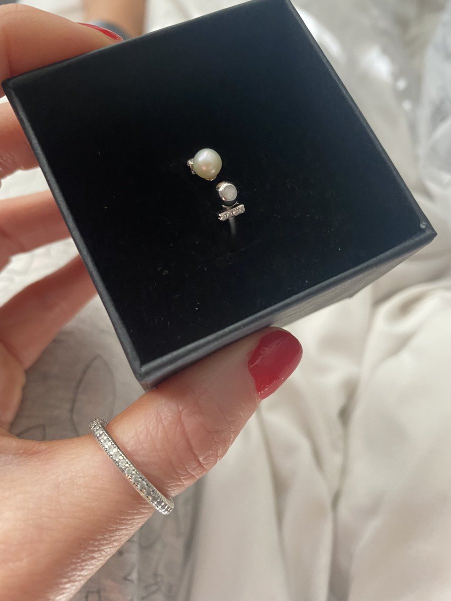 niccimelling5's tweet photo. Gorgeous memorial ring… absolutely stunning. It’s perfect. Just in time for our 1st wedding anniversary on Tuesday @GeorgeMelling5 https://t.co/dAbesbuqvA