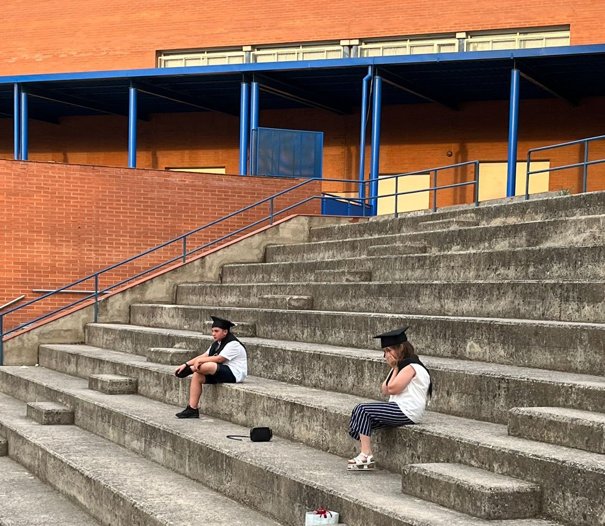 cargetas's tweet photo. La soletat a grades 2 últims alumnes en graduar-se a #EscolaPereCalders. La nostra peque es l'última nena graduada en una escola que desprès de 40 anys, en els que ha passat rls seus tiets, algún cosí i la seva germana, canvía el nom. #graduada #MiniAlcalde @AjPolinya https://t.co/9oLLxYp7oY