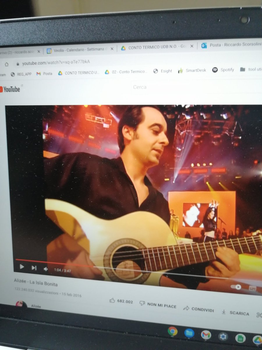 AlessandroTrag2's tweet photo. La isla bonita ma con il mago forest alla chitarra https://t.co/BFY1IQInO4