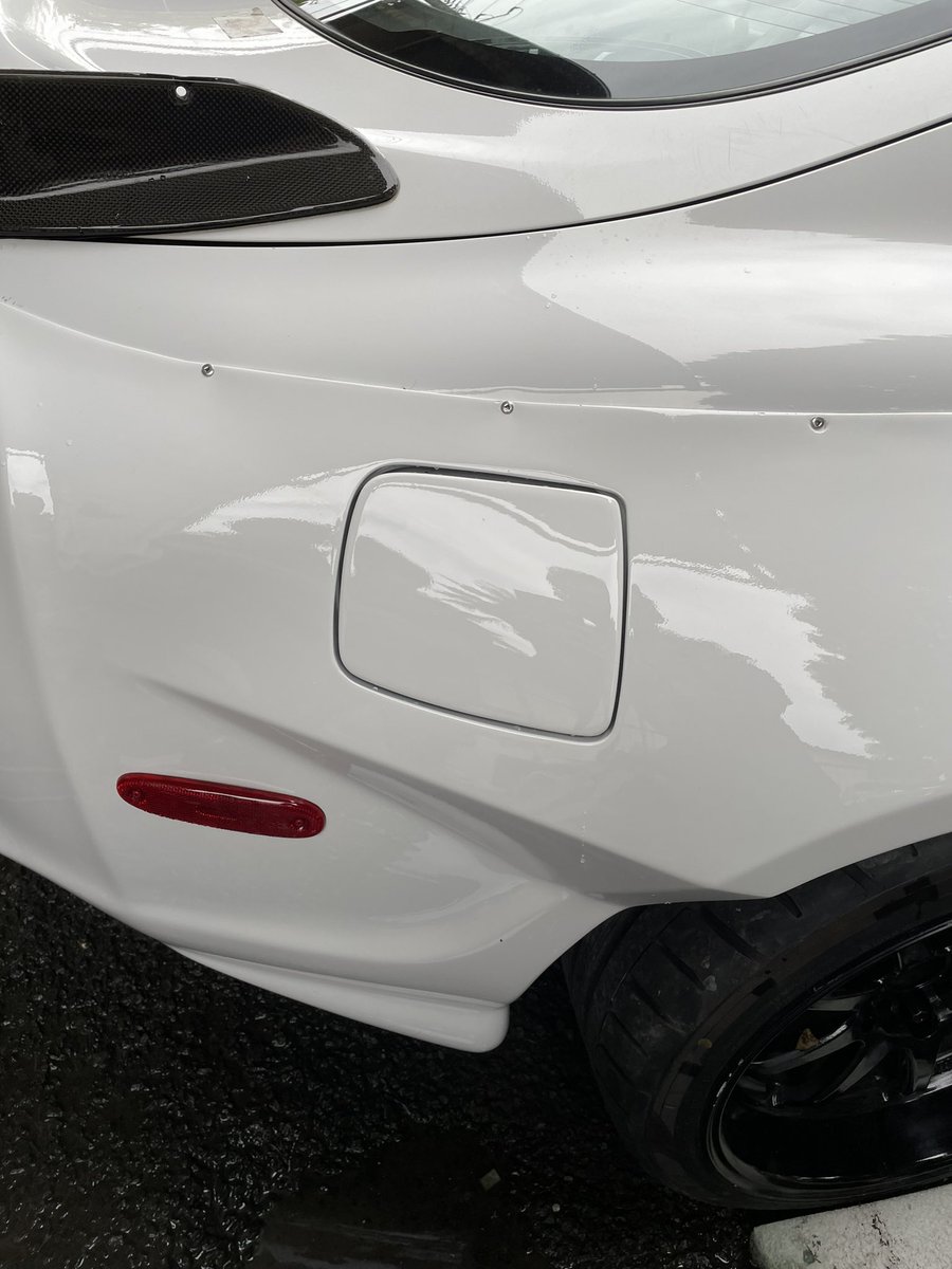 JZA80スープラ
フリークラフトオリジナル
リアオーバーフェンダー完成しました！

片側脅威の15センチ！！

給油口もバッチリ開け閉めできます！