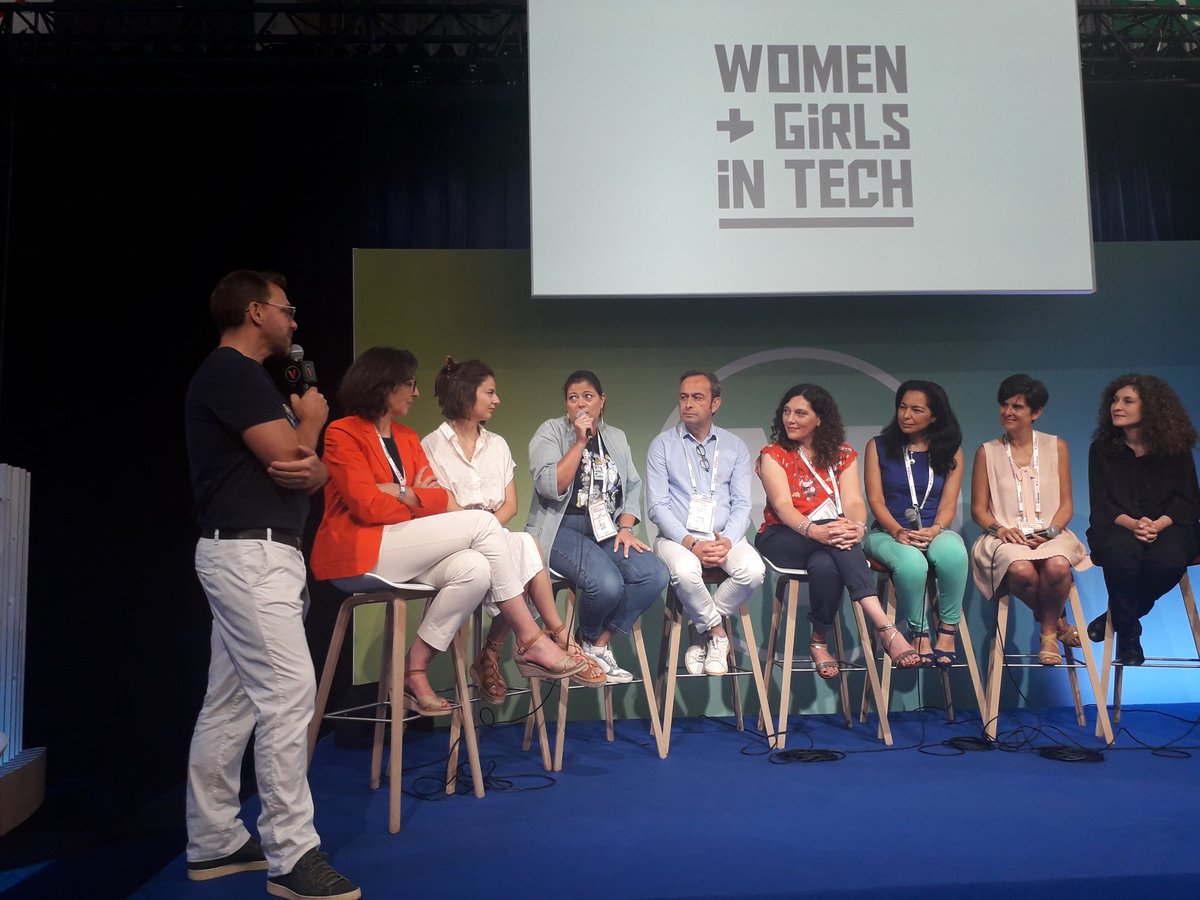 LaureMH's tweet photo. 😱 40% des Français pensent que l'informatique n'est pas faite pour les femmes. Il faut faire bouger les lignes et lutter contre les biais sociétaux. Discussion sans filtre à #VivaTech2022 avec @fbardeau @SolenneBLG
@airliquidegroup
@_DINUM @orange https://t.co/T0uduJ5Myt