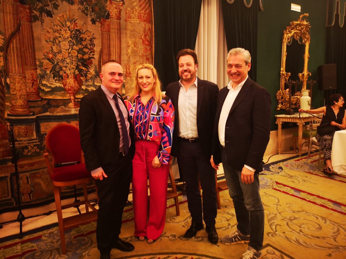 El jueves terminó la temporada de las Cenas entre Amigos del <a href="/Teatro_Real/">Teatro Real</a> con la presentación de #Nabucco a cargo del director artístico del teatro, Joan Matabosch, el maestro Luisotti y los cantantes Saioa Hernández y y Eduardo Aladrén. Una auténtica delicia!! Deseando repetir!