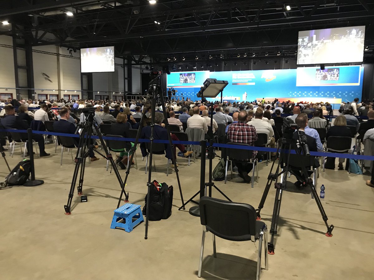 Kamerateams dürfen den hinteren abgesperrten Bereich beim #afdbpt22 ausnahmsweise verlassen und die Wahl des Vorsitzenden aus der Nähe drehen. Tino Chrupalla bekommt 53,45 Prozent und bleibt Parteichef. <a href="/br24/">BR24</a>