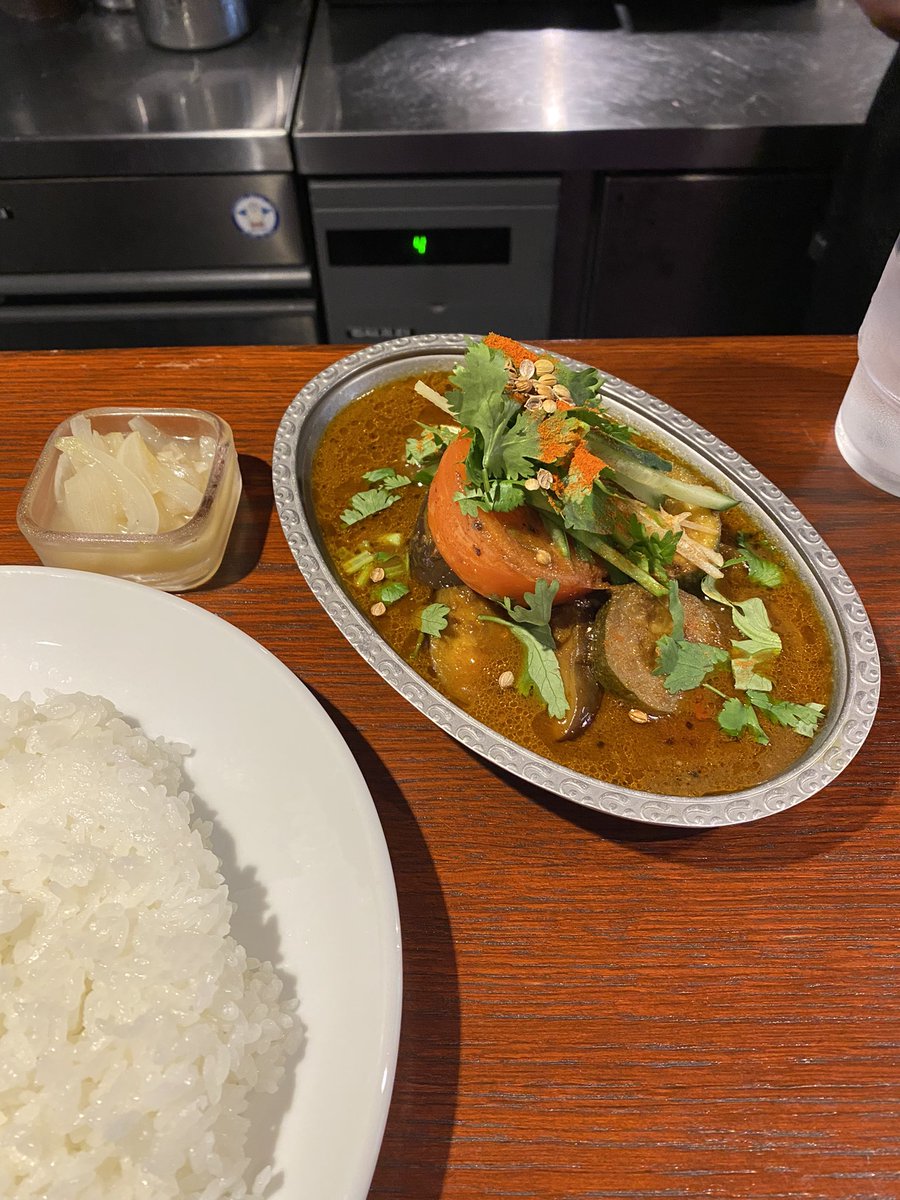 IGGY8024's tweet photo. 今日はこちらへお邪魔しました。
中辛のベジタブルカレー😋
パクチー入り。
ドリンクはミントティー🥤
全部好き!
ていうか、好きなものしかなかった。
次も絶対行きます!
紫の店内が超おしゃれでした✨
#デビルカレー 👿👿👿
#devilcurry https://t.co/1b2pCaG061