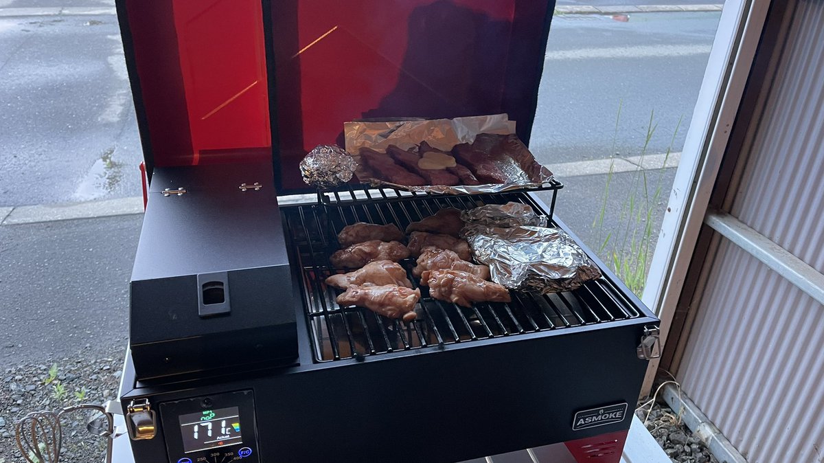 EagleGz's tweet photo. #アウトドア #BBQ #asmoke #キャンプ飯 
ついにasmokeがうちに来ました！
キャンプに行く前にお試しで自宅BBQ
チーズとベーコンの燻製ウマし！
ケイジャン手羽先とマキシマムのワサビをまぶした鳥モモ、このあと「ほりにし」でサーロインステーキ行きます！ https://t.co/ni3g9BjVm9
