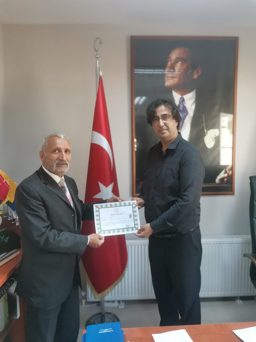 İlçe Milli Eğitim Müdürümüz Sayın Hüseyin ÖZCANLAR, samimiyeti, tecrübesi ve enerjisi ile hepimize örnek olan Şube Müdürümüz Sayın Ömer ALTINYÜZÜK’ e yeni görev yerinde başarılar dileyerek çalışmalarından dolayı belge takdim etti.