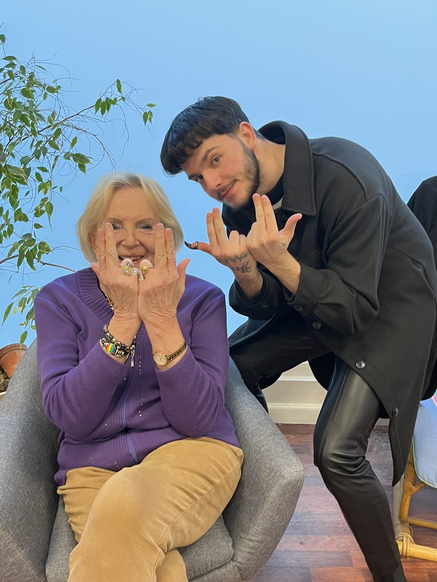 De 18 à 80ans, nous avons la chance d’avoir des bénévoles de tous âge en Isère 🤩

Rejoignez notre équipe intergénérationnelle dès maintenant en envoyant un DM 📩🏳️‍🌈

Ou ici le-refuge.org/nous-aider/ben… ✍️