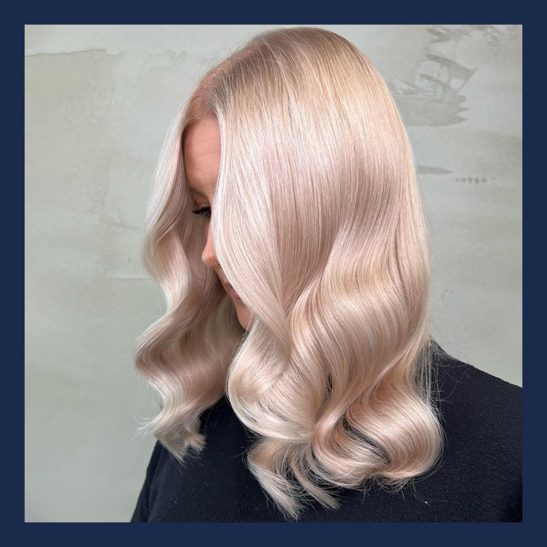 capitalhairEIRE's tweet photo. Have you heard? There's no shine like #WellaShinefinity ✨
Check out the #formula below to recreate 👇
Roots: #illuminacolor 10/+ 8/1+ 10/69+ 9%
Length: #shinefinity 09/81+ 00/00+ 09/61+activator 1:1
Created by @hairbysatukylatasku @provobeautylounge 😍
#shopatcapital https://t.co/eUkGUwcStH