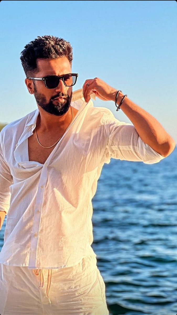 Kenix215's tweet photo. Too hot for the sun ☀️ #VickyKaushal https://t.co/YGxbIqRE65
