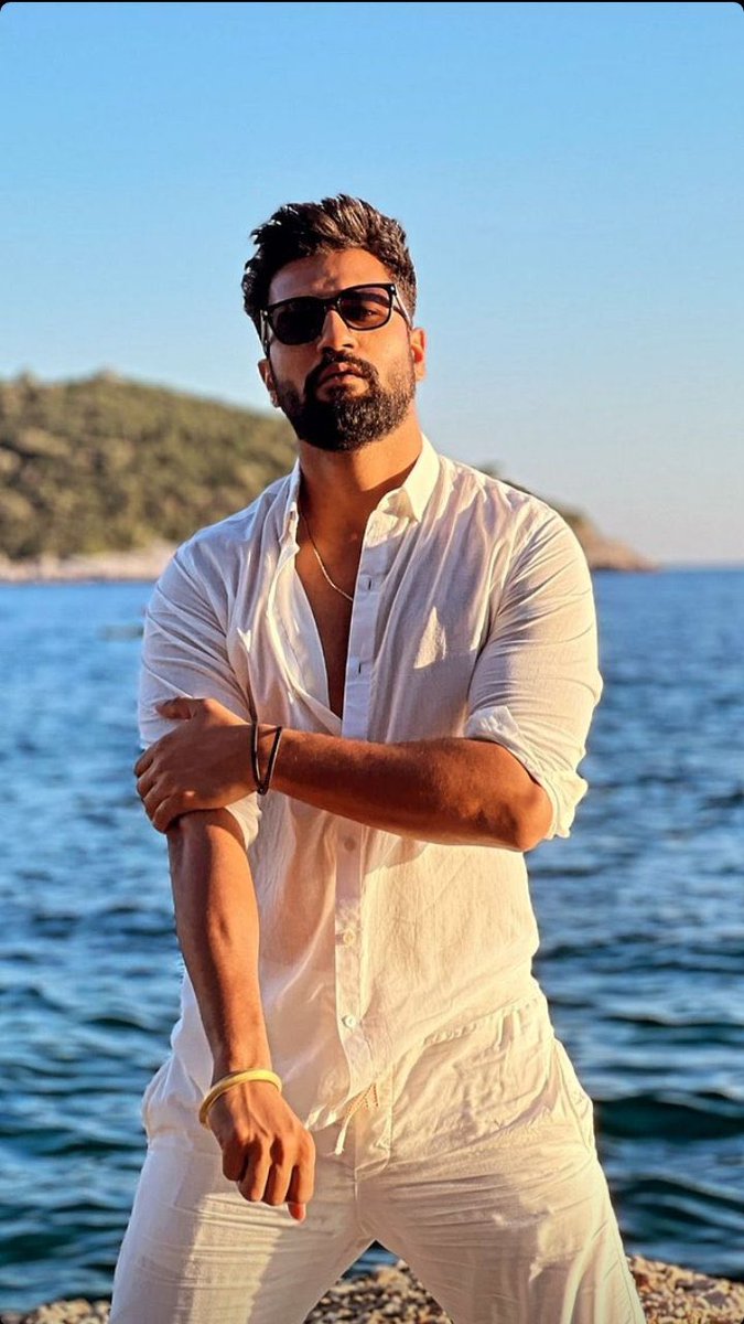 Kenix215's tweet photo. Too hot for the sun ☀️ #VickyKaushal https://t.co/YGxbIqRE65