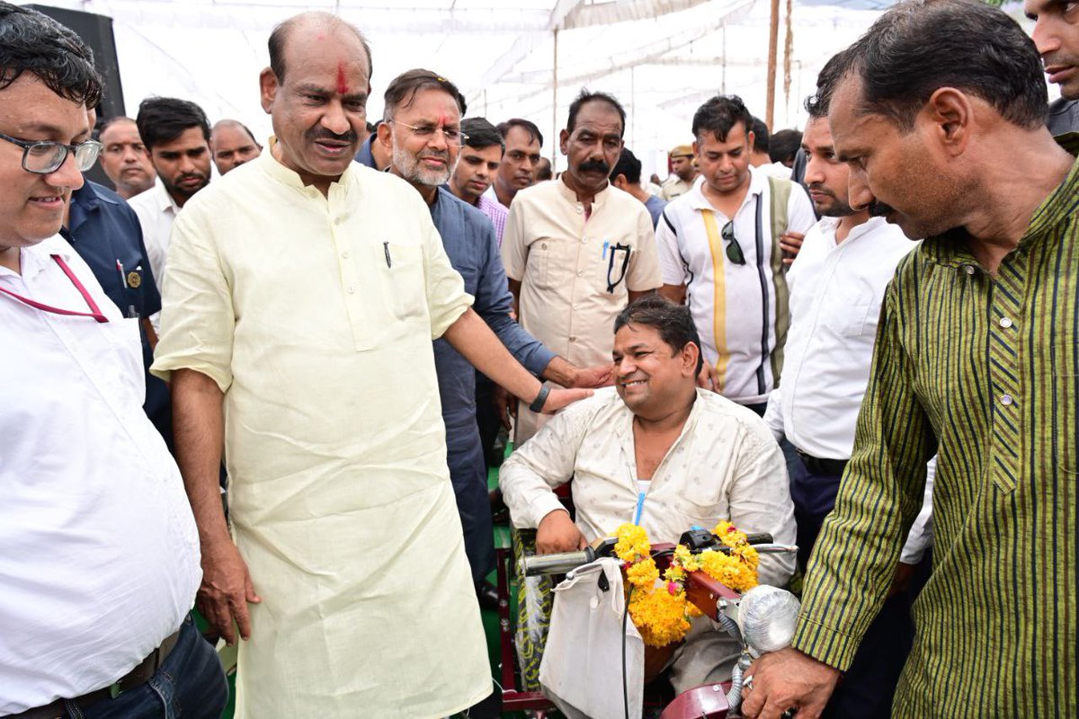 ombirlakota's tweet photo. संसदीय क्षेत्र कोटा-बूंदी के सांगोद क्षेत्र में आयोजित सामाजिक अधिकारिता शिविर में वरिष्ठ व दिव्यांगजनों को सहायक उपकरण भेंट किए। हमारे दिव्यांगजन अपनी ऊर्जा और आत्मविश्वास से स्वयं के लिए समाज में स्थान बनाना चाहते हैं। उन्हें सिर्फ हमारे भरोसे और विश्वास की जरूरत है। https://t.co/zDmoFeUY9x