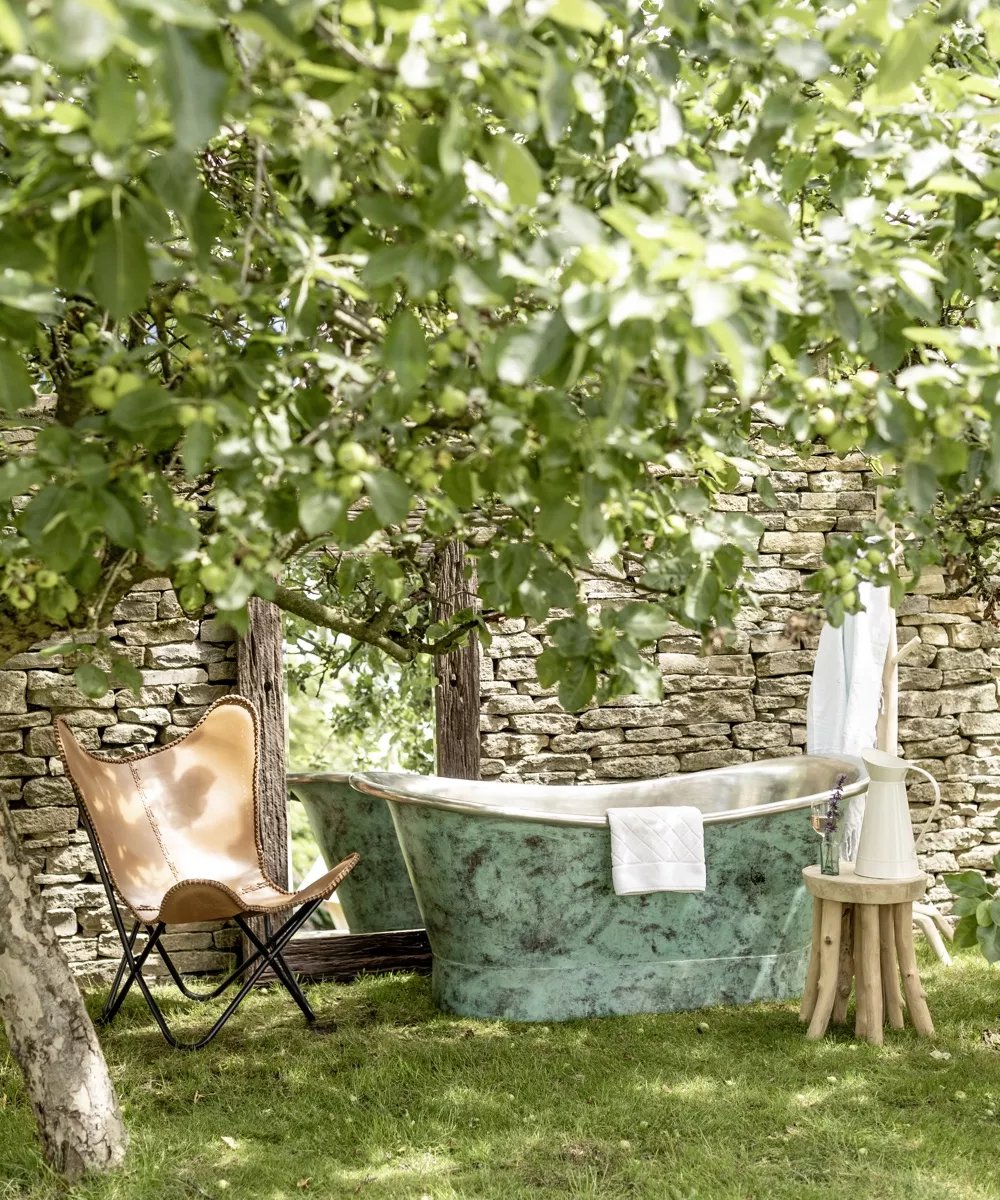 There is a growing trend with outdoor bathing 🛁 Splashing about in the garden may not be for all of us, but relaxing while soaking the views offers plenty of wellbeing benefits. 📷: Chris Terry Bath: Oxidised Copper Bath Tub More inspo here: zcu.io/2LRt