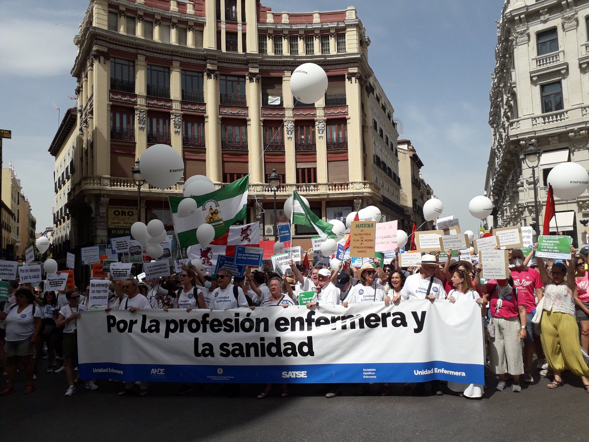 Las enfermeras alzan la voz y exigen:
🔴 Aumentar la financiación pública en Sanidad
🔴 Garantizar la seguridad asistencial de pacientes y ciudadanía
🔴 Acabar con las agresiones
🔴 Grupo A
🔴 Acabar con la precariedad y temporalidad 
#UnidadEnfermera