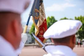 93eRAM's tweet image. L’étendard du régiment a été décoré d’une nouvelle croix de la valeur militaire jeudi soir par le chef d’état-major de l’armée de Terre pour ses faits d’armes lors de l’opération Sangaris. De roc et de feu ! #93ram