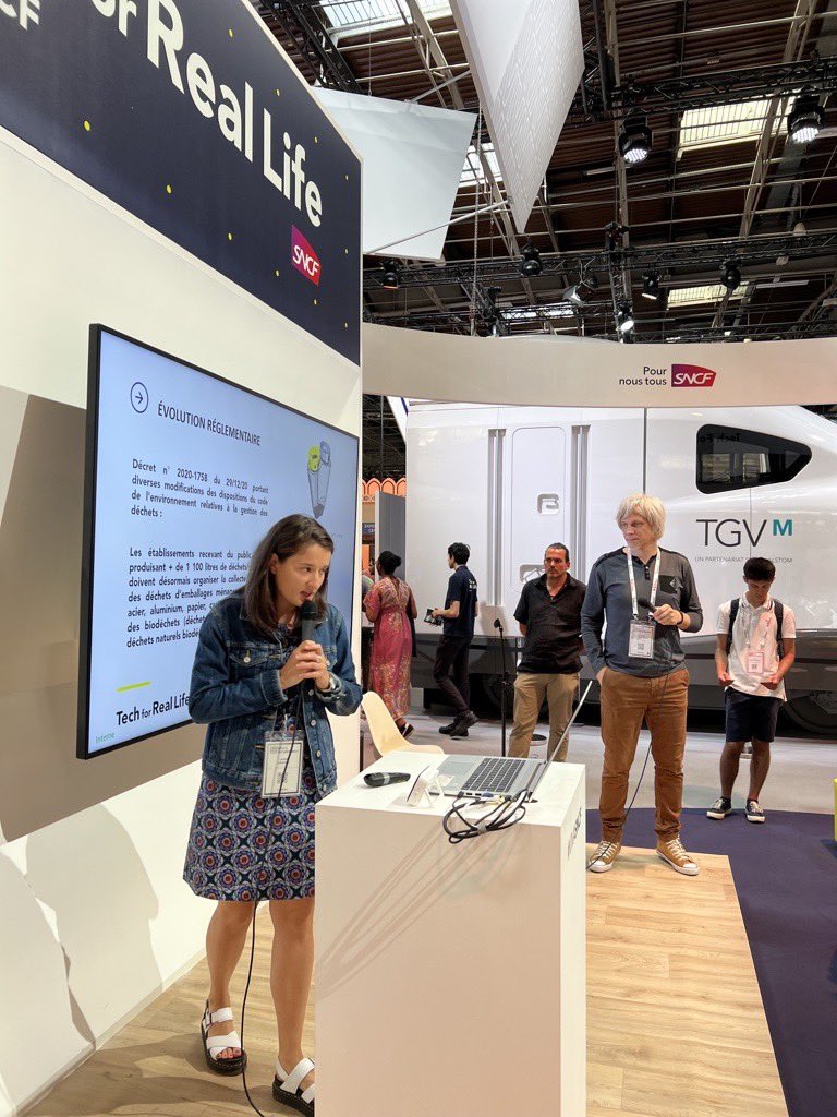 SNCFNumerique's tweet image. #VIVASNCF « 61% des clients se trompent dans le tri de leur déchets, notre but est de valoriser un maximum de déchets en gare » expliquent @LaurieEspinosa3 et @INUIStudio lors de leur pitch sur l’incitation aux gestes de tri, en direct du lab @SNCF à @VivaTech ! @ConnectGares