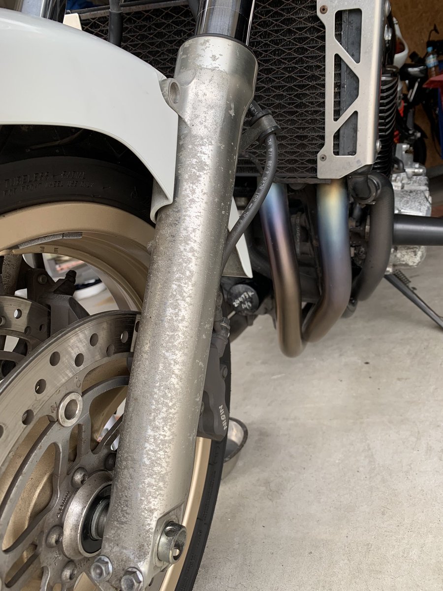 CB750four_1970's tweet photo. CB1300のフロントフォーク、ポイントカバーの磨き✨

#cb1300sf
#sc40
#磨き https://t.co/kl9hPTA0JS