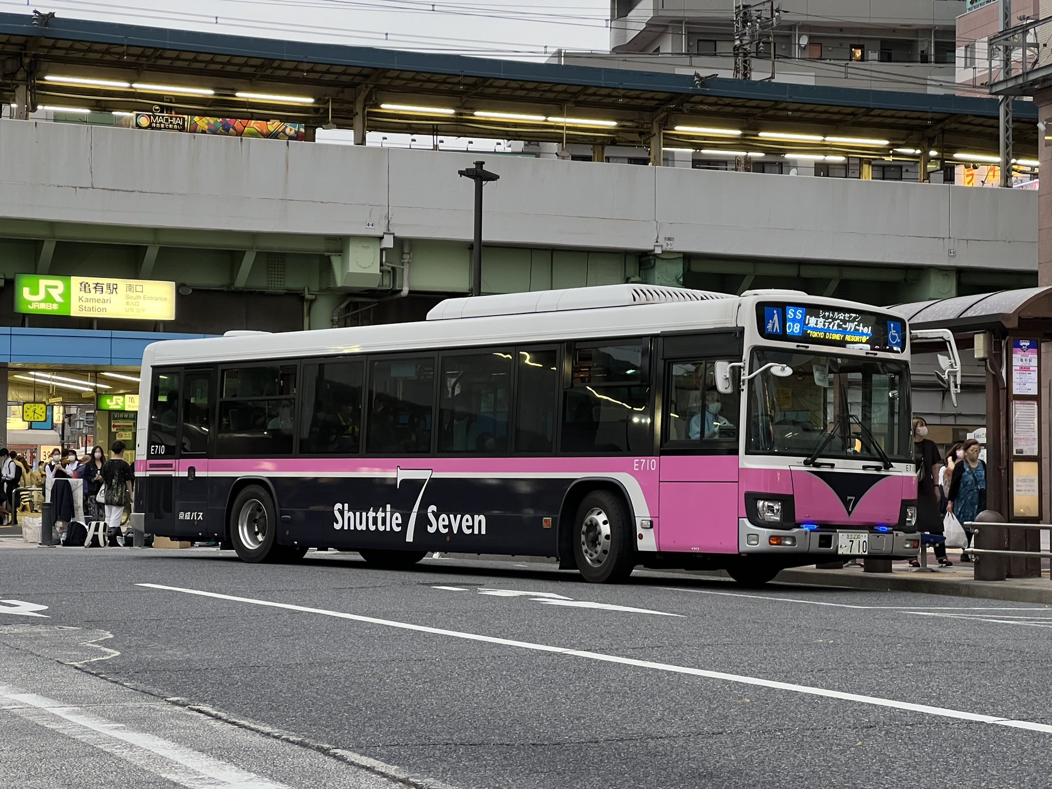 けんと Kento 亀有駅 小岩駅から環七通りを経由して東京ディズニーリゾートまでを結ぶ シャトルセブン E710 江戸川 足立230 あ710 いすゞ エルガ 2pg Lv290q2 17 年式 T Co Kl1cs0eo7q Twitter