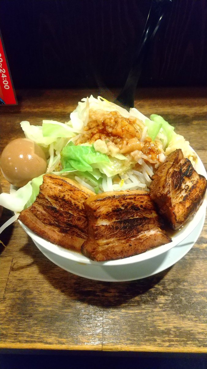 西天満の行きつけの居酒屋、昼の昼食にて豚郎チャーシュー麺を平らげましたよ！野菜大盛無料、麺も大盛無料、唐揚げ一個プラス100円、計1300円贅沢満腹でしたよ✨ギャラリー巡り前のスタミナ補給にば