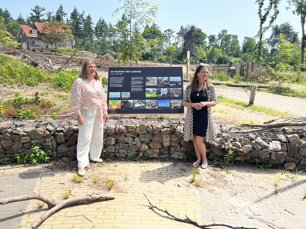 1 jaar na de valwind!
Herrineringsbord bij de Tombe, met mooie woorden van Anouk Haaxma en Elisabeth van Oostrom
