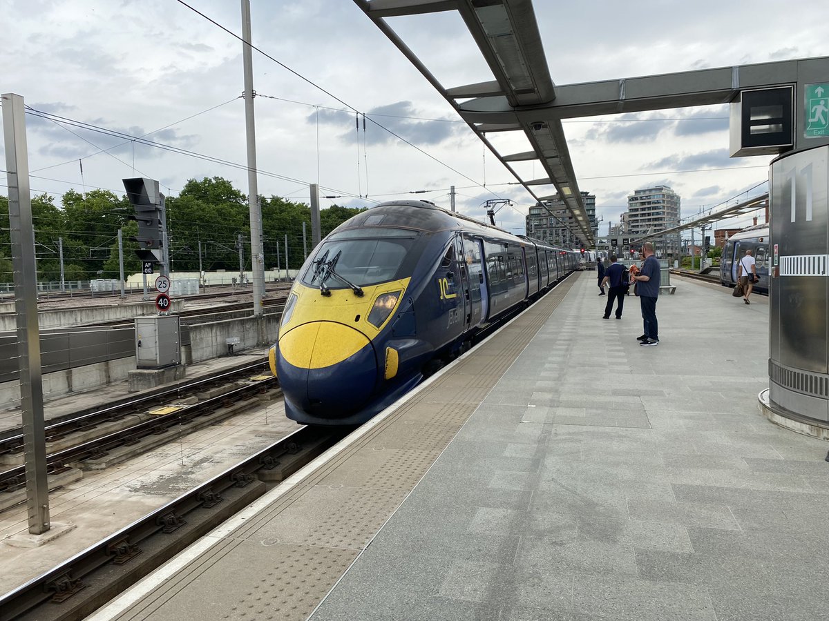 loypass_SCCar's tweet image. 🚄 From one #Hitachi HST to another - first Down HS1 run for eight years! Destination as-yet-unexplored Medway. Here’s a rather rare view of open-air St Pancras. @Se_Railway #class395 #StPancrasInternational